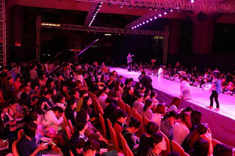 各地經(jīng)銷商齊聚一堂，秀場內(nèi)座無虛席